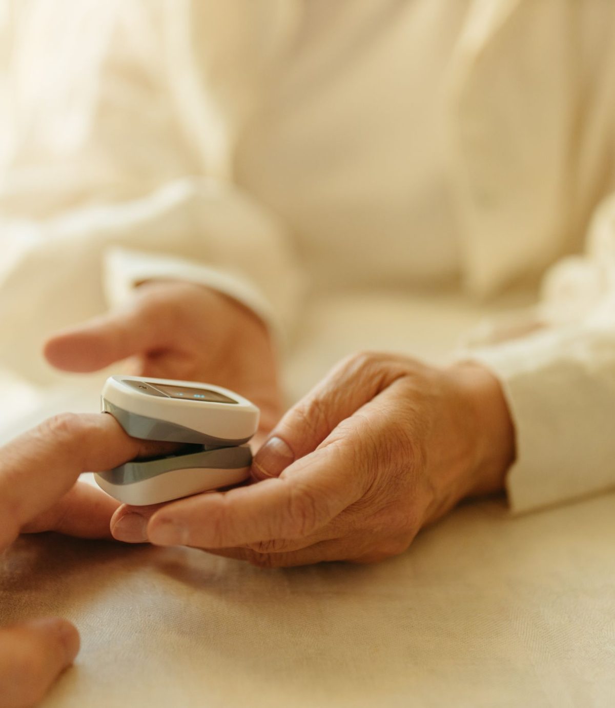 Seniorin lächelt entspannt zuhause im hellen Wohnzimmer
